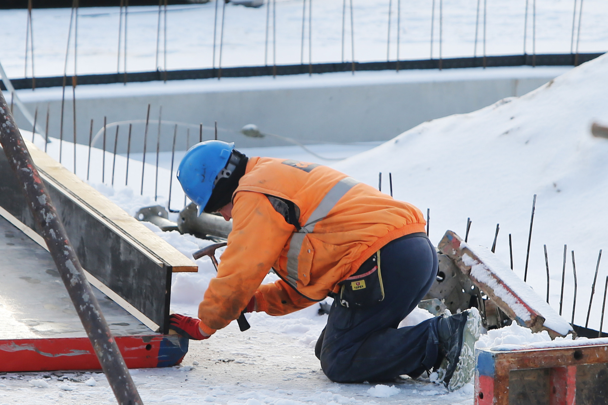 Foto: Ein Bauarbeiter arbeitet auf einer Baustelle.