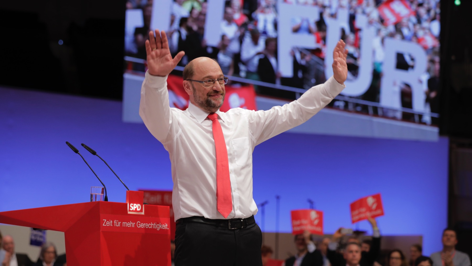 Foto: Martin Schulz nach seiner Rede beim Bundesparteitag in Dortmund