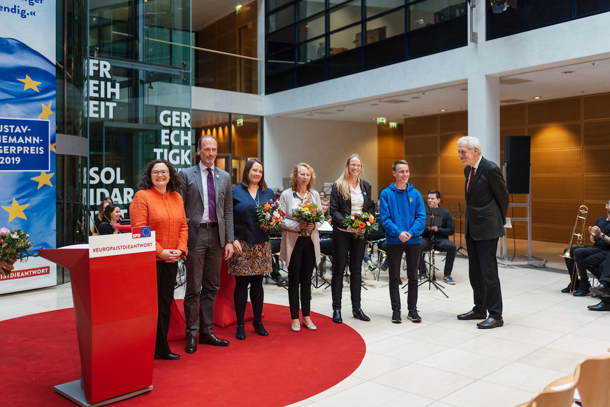 Foto: Andrea nahles verleiht den Bürgerpreis an Vertreter von "Pulse of Europe"