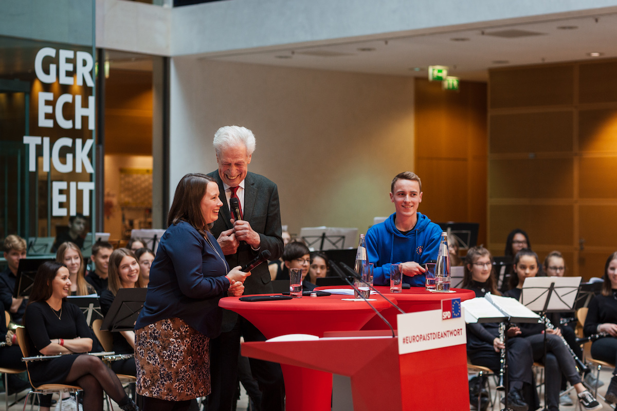 Foto: Beate Roderburg, Henning Scherf und Silvan Wagenknecht im Gespräch