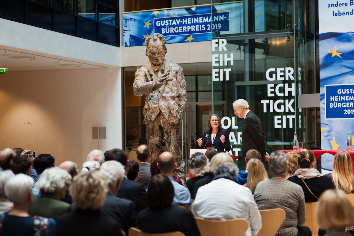 Foto: Christina Rau und Henning Scherf sprechen bei der Verleihung des Heinemann-Bürgerpreises