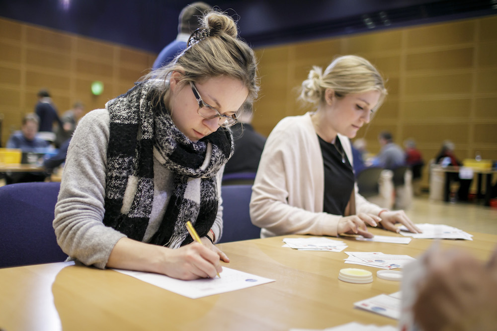 Foto: Freiwillige zählen die Stimmzettel aus