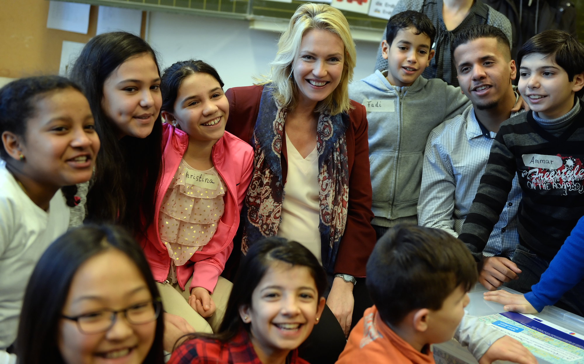 Manuela Schwesig (Mitte) mit Kindern einer Willkommensklasse in Berlin. Rechts im Bild ist der Bundesfreiwillige Mohammed Rahal aus Syrien zu sehen.