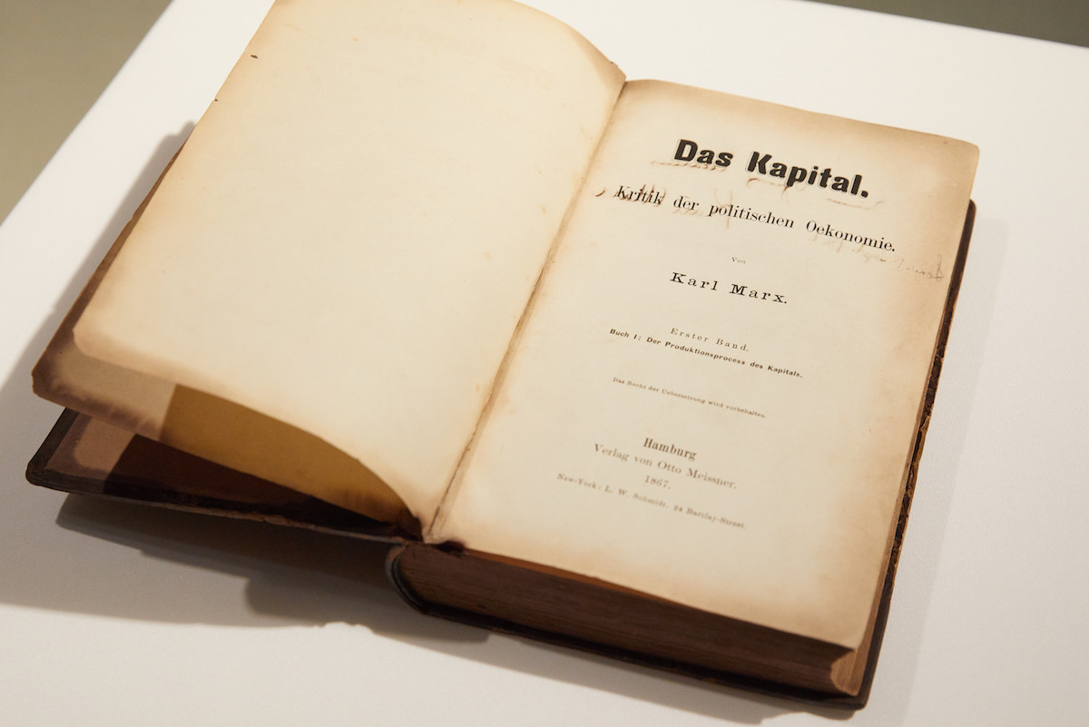 dpa Foto: Eine originale Erstausgabe von "Das Kapital" von Karl Marx