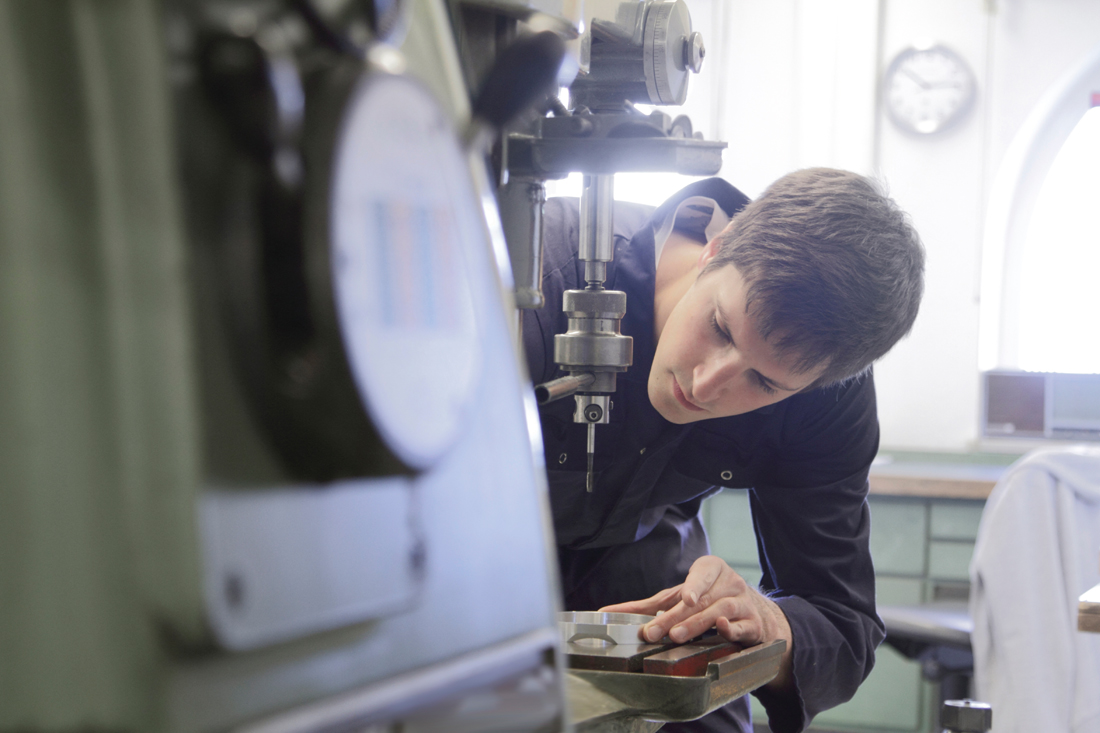 Bild: Mann bei der Arbeit mit einer Bohrmaschine