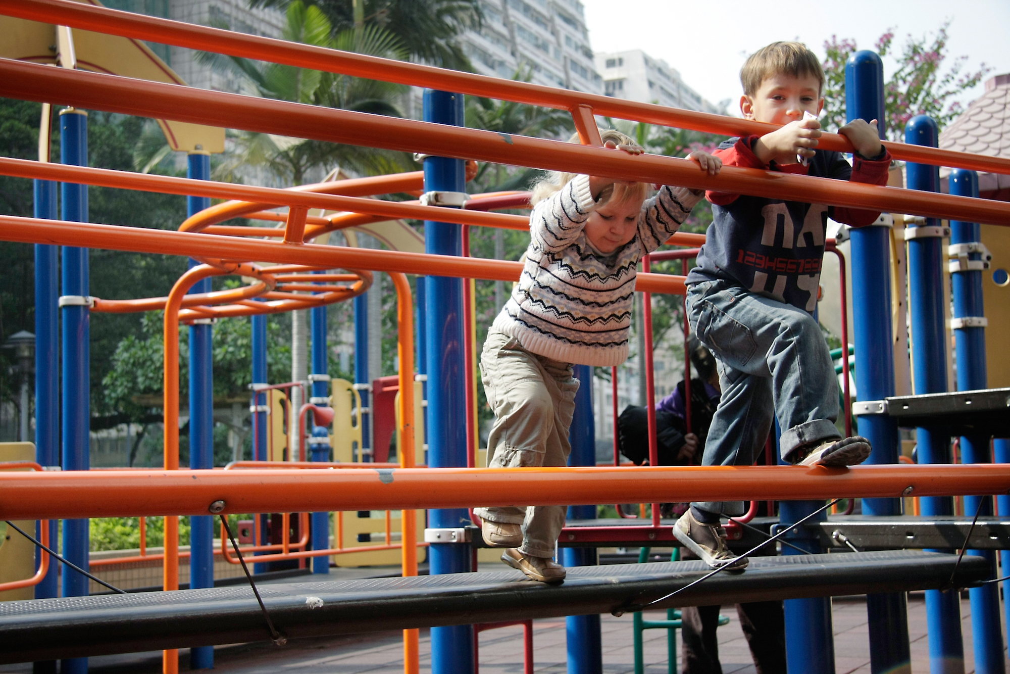 Bild: Kinder auf Klettergerüst