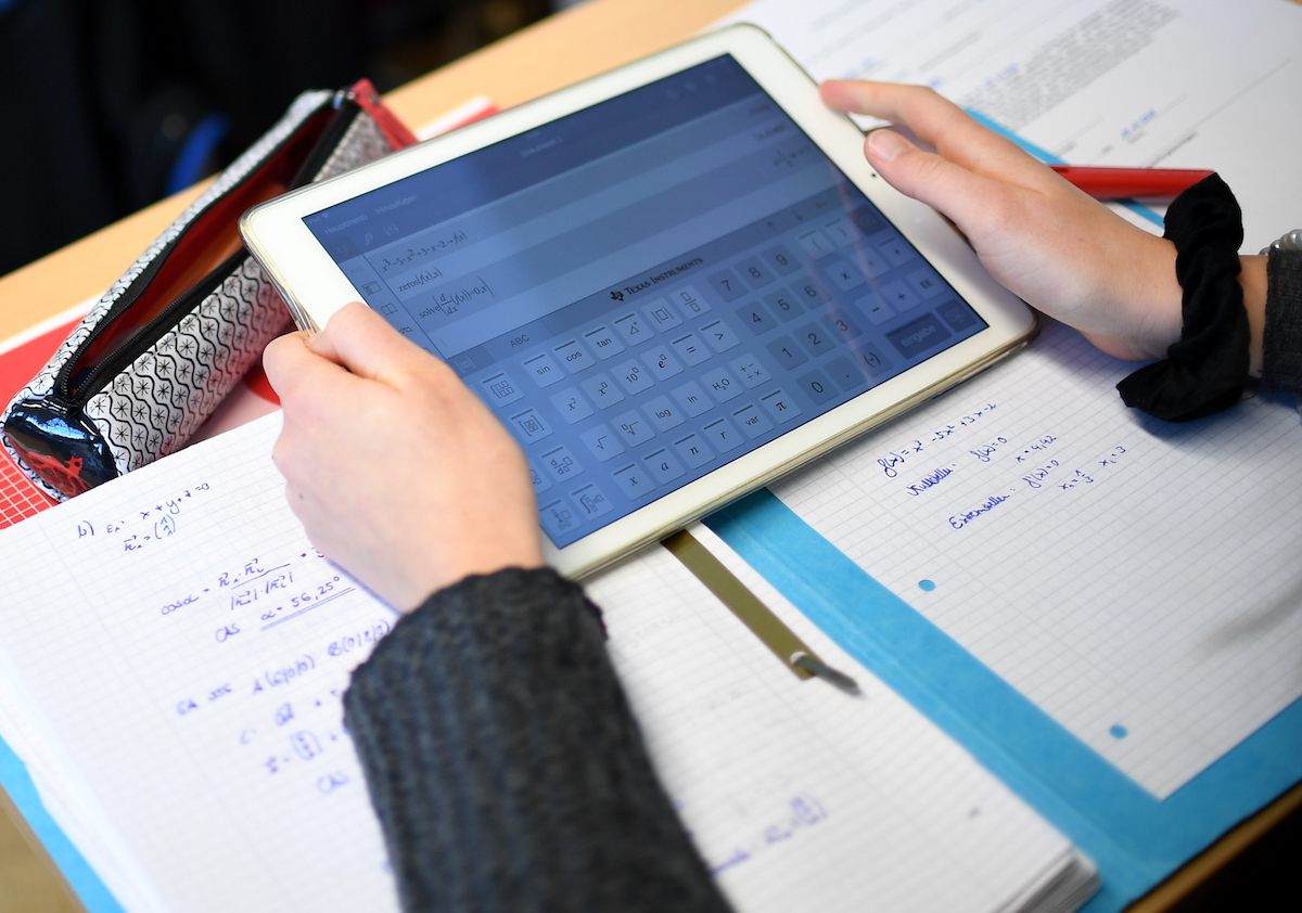 Foto: Ein Schüler errechnet eine Gleichung mit einem iPad im Matheunterricht.