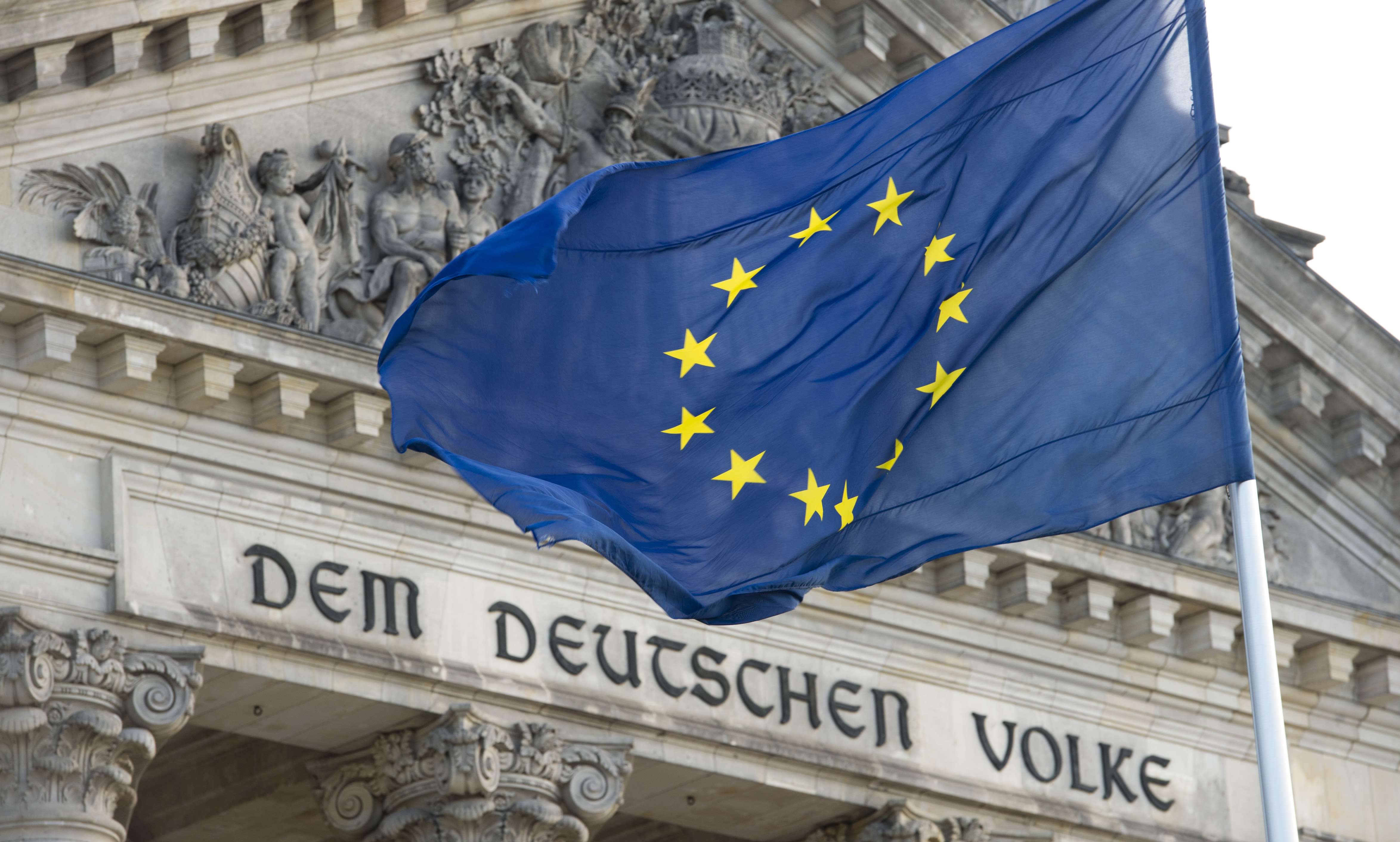 Foto: Flagge der Europäischen Union weht vor dem Reichstagsgebäude