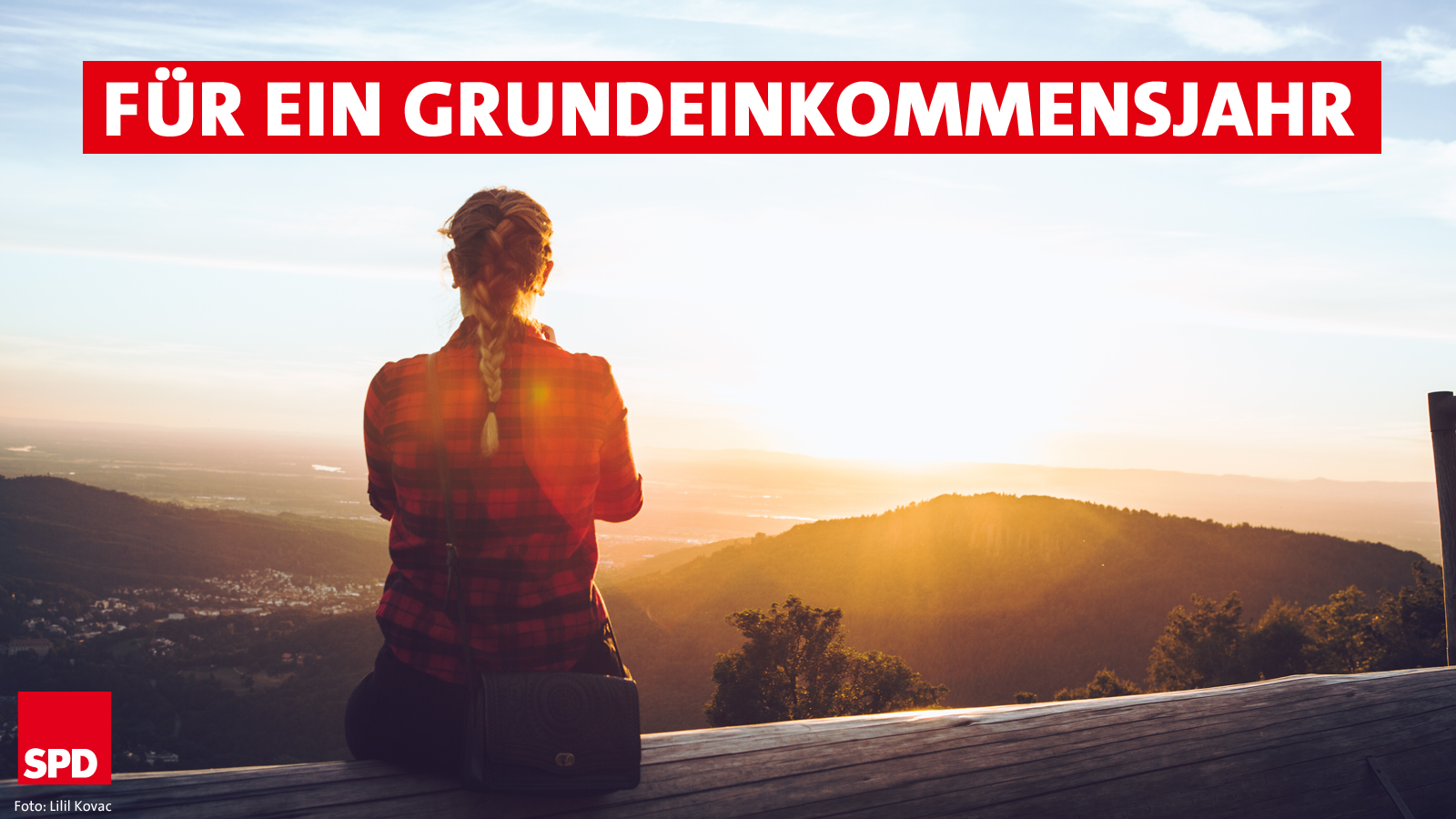 Frau blickt auf Bergpanorama "Text: Für ein Grundeinkommensjahr"