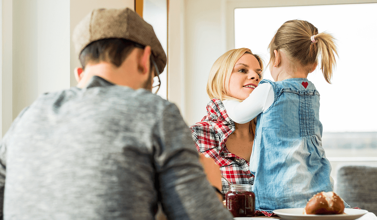 Foto: Familie isst am Esstisch