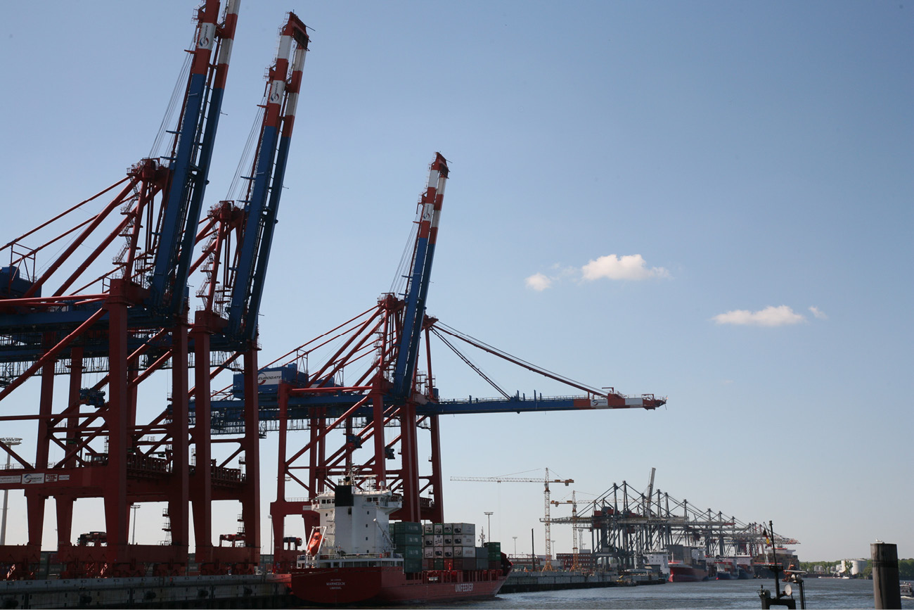 Bild: Kräne am Hafen bei gutem Wetter