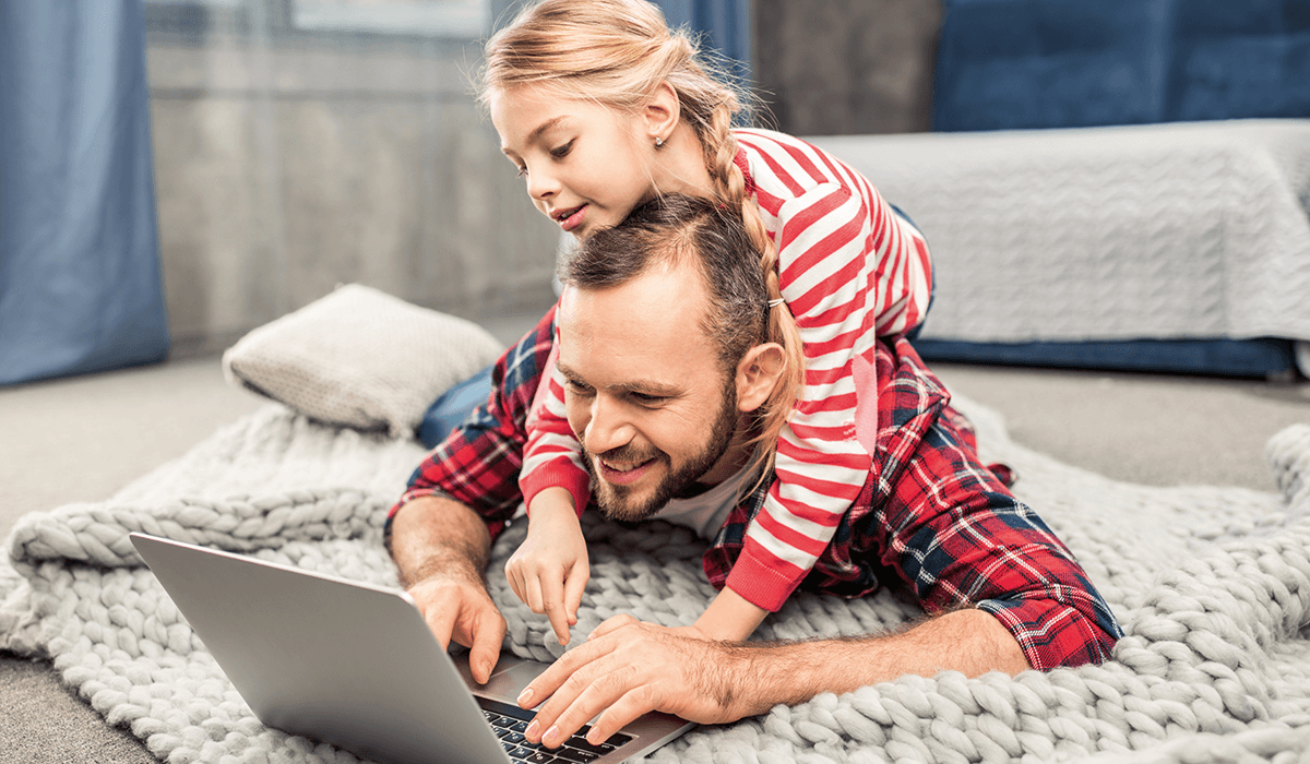 Foto: Vater mit Tochter und Laptop