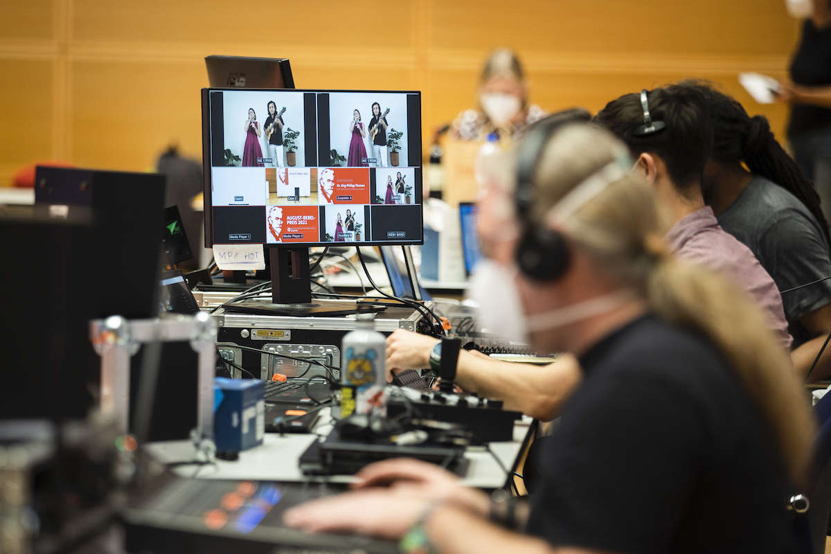 Foto: Blick auf das Regieteam beim August-Bebel-Preis 2021