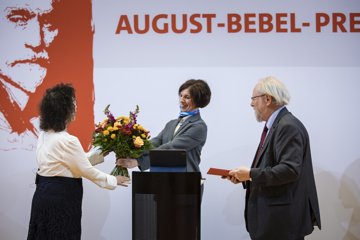 Foto: Jutta Allmendinger und Wolfgang Thierse beglückwünschen Susan Neiman