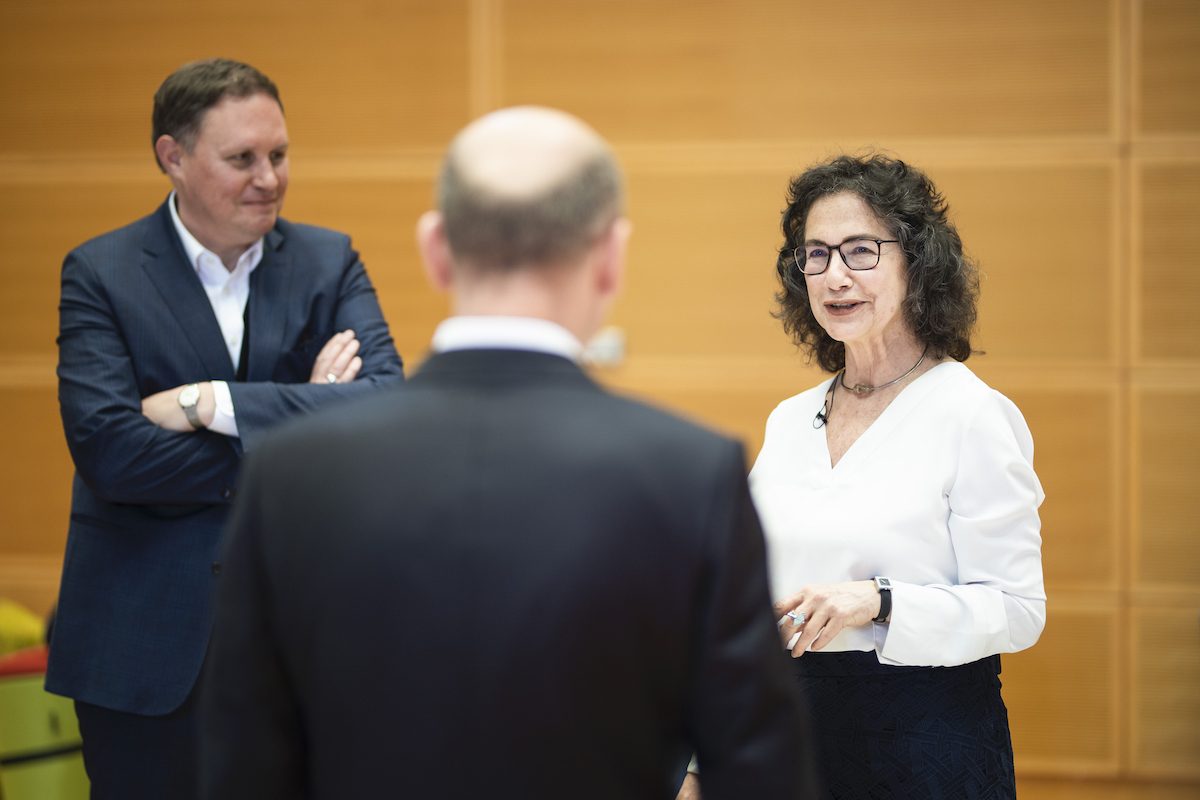 Foto: Susan Neiman im Gespräch mit Olaf Scholz und Carsten Brosda