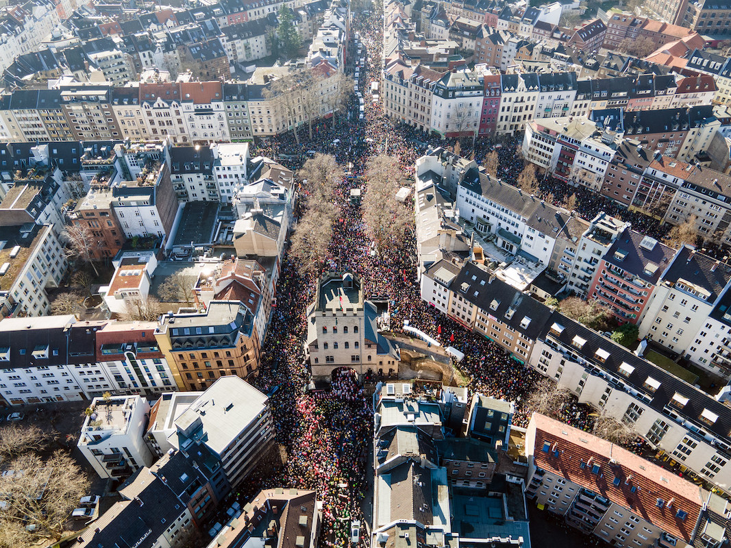 Foto: 250.000 Menschen haben sich zu einer Friedensdemonstration am Rosenmontag in der Kölner Innenstadt versammelt.