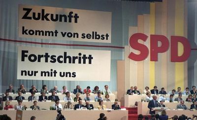 Foto: Blick auf das Podium, Hans-Jochen Vogel spricht beim SPD-Parteitag 1988 in Münster 