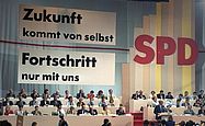 Bundesarchiv, B 145 Bild-F079283-0031 / Engelbert Reineke / CC-BY-SA 3.0 Foto: Blick auf das Podium, Hans-Jochen Vogel spricht beim SPD-Parteitag 1988 in Münster