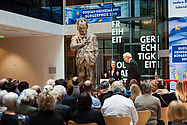 Nico Roike Foto: Christina Rau und Henning Scherf sprechen bei der Verleihung des Heinemann-Bürgerpreises