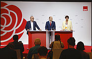 Foto: Norbert Walter-Borjans, Olaf Scholz und Saskia Esken bei der Vorstellung des SPD-Kanzlerkandidaten