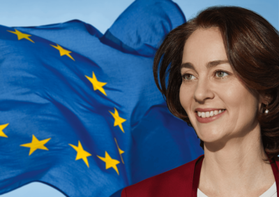 Foto: Katarina Barley vor der Flagge der Europäischen Union