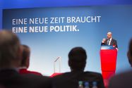 photothek Bild: Martin Schulz während seiner Rede. Dahinter der Slogan "Eine neue Zeit braucht eine neue Politik."