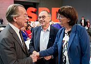 dpa Foto: Saskia Esken und Norbert Walter-Borjans begrüßen Franz Müntefering beim SPD-Parteitag 2019