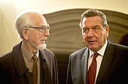 Foto: Erhard Eppler (l) und Gerhard Schröder unterhalten sich (2015)