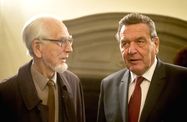 dpa Foto: Erhard Eppler (l) und Gerhard Schröder unterhalten sich (2015)
