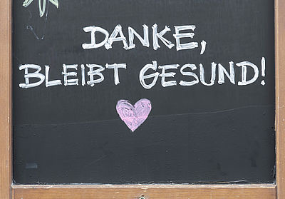 Foto: "Danke, bleibt gesund !" steht auf der Tafel an der Fassade eines geschlossenen Restaurants