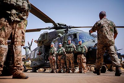  Foto: Bundeswehrsoldaten stehen an einem NH90-Hubschrauber