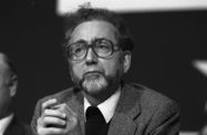 Bundesarchiv, B 145 Bild-F066923-0022 / Wegmann, Ludwig / CC-BY-SA 3.0 Foto: Erhard Eppler beim SPD-Parteitag 1973 in Köln
