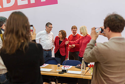 Foto: Thorsten Schäfer-Gümbel, Malu Dreyer, Ralf Stegner und Manuela Schwesig im Gespräch (von links nach rechts)