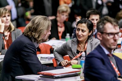 Foto: Parteitagsdelegierte im Gespräch