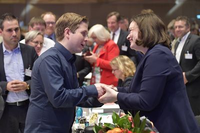 Foto: Juso-Chef Kevin Kühnert gratuliert Andrea Nahles zur Wahl zur SPD-Chefin