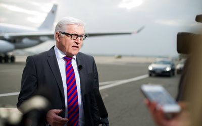 Foto: Frank-Walter Steinmeier hält ein TV-Interview auf dem Rollfeld vom Flughafen Berlin-Tegel