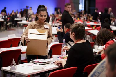 Foto: Abstimmung mit Urnen bei Parteitag 2017