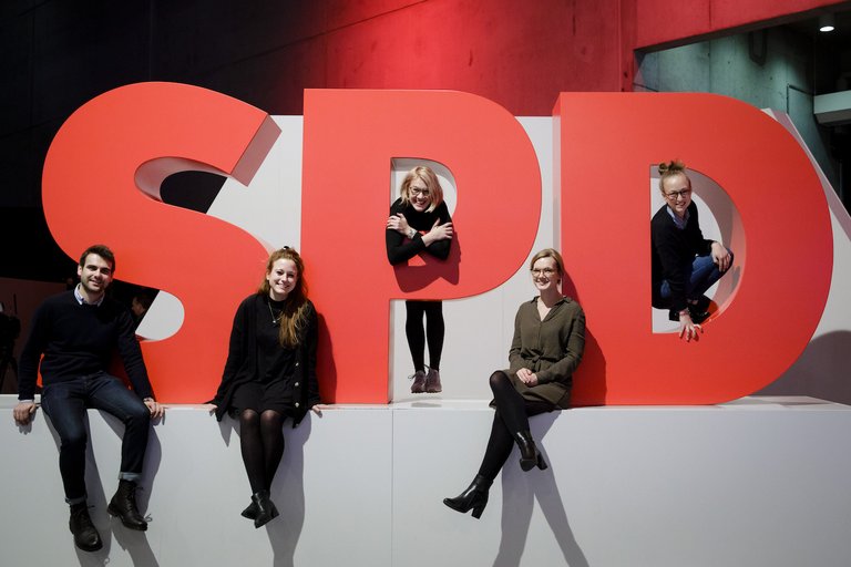 Inga Kjer / photothek.net Foto: Junge Menschen sitzen rundum ein großes SPD-Logo