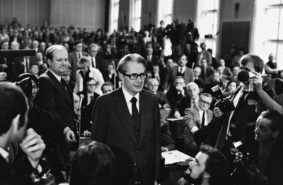 Foto: Hans Jochen Vogel nimmt am 23. Januar 1981 die Wahl zum Regierenden Bürgermeister von Berlin an. 