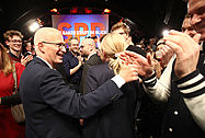 Foto: Peter Tschentscher wird bei der Wahlparty der SPD Hamburg empfangen