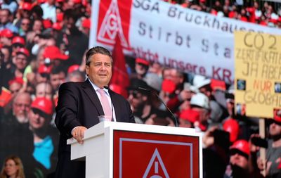 Foto: Sigmar Gabriel spricht in Duisburg auf der Kundgebung der Stahlarbeiter. 