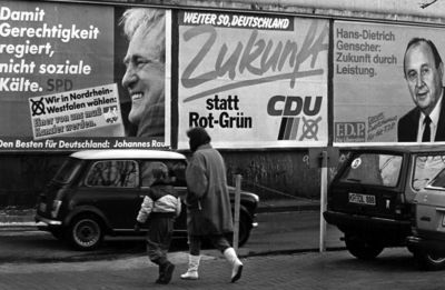 Foto: Plakate von SPD, CDU und FDP zur Bundestagswahl 1987 an einer Straße in Düsseldorf