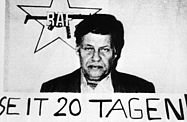Foto: Hanns Martin Schleyer unter dem Logo der RAF (Rote Armee Fraktion) und einem Schild mit der Aufschrift "Seit 20 Tagen Gefangener der R.A.F."