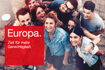 Foto: Gruppe junger Europäer mit Text "Europa. Zeit für mehr Gerechtigkeit."