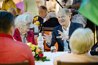 Foto: Olaf Scholz im Gespräch mit Senioren