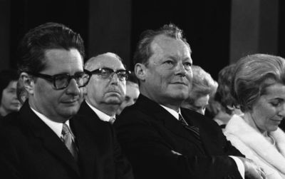 Foto: Hans-Jochen Vogel, Willy Brandt und Hildegard Hamm-Brücher bei der Verleihung des Theodor-Heuss-Preises 1970