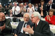 dpa Foto: Erhard Eppler und Hans-Jochen Vogel im Gespräch beim SPD-Bundesparteitag 2007