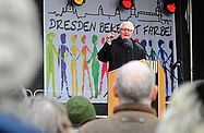Foto: Hans-Jochen Vogel spricht 2012 auf einer Großkundgebung gegen Rechtsextremismus in Dresden