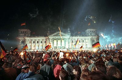 03.10.1990, Berlin: Jubelnde Menschenmassen feiern vor dem Berliner Reichstag die wiedergewonnene Einheit Deutschlands. 