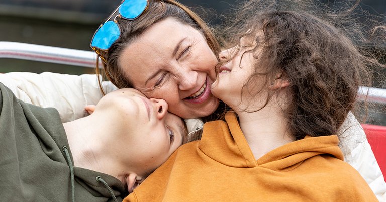 colourbox Foto: Großmutter mit ihren Enkelkindern